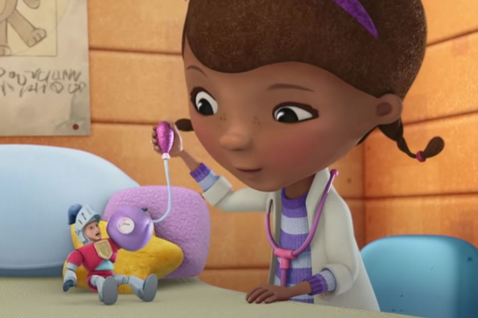 niña doctora curando a un juguete