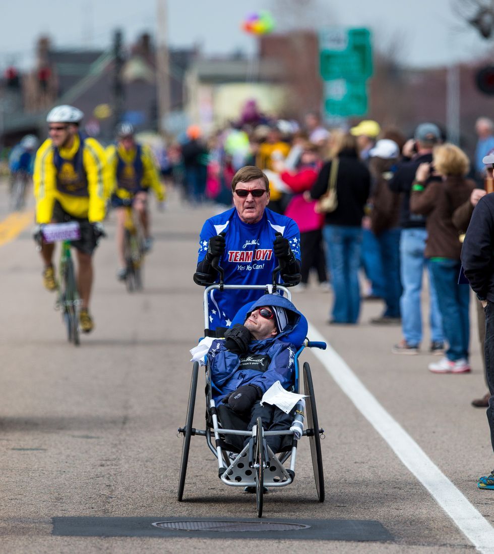 ディック・ホイト：元空軍中佐、全身麻痺の息子リックと共にボストンマラソンを始め1,000回以上のマラソン、トライアスロン、アイアンマンレースに出場