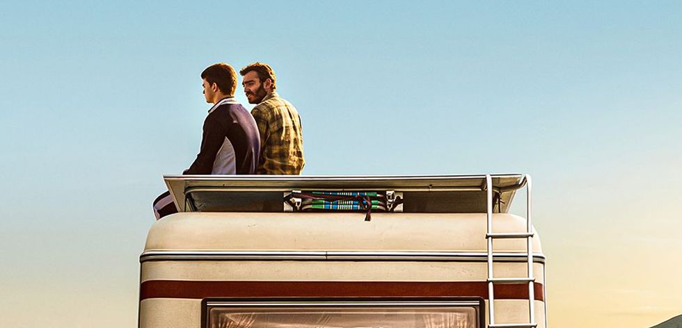 dos hermanos sentado en el techo de una caravana en la pelicula diecisiete