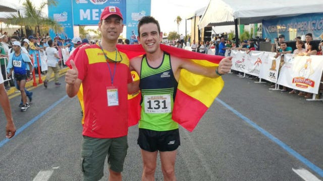 Diego García con su entrenador José Antonio Quintana