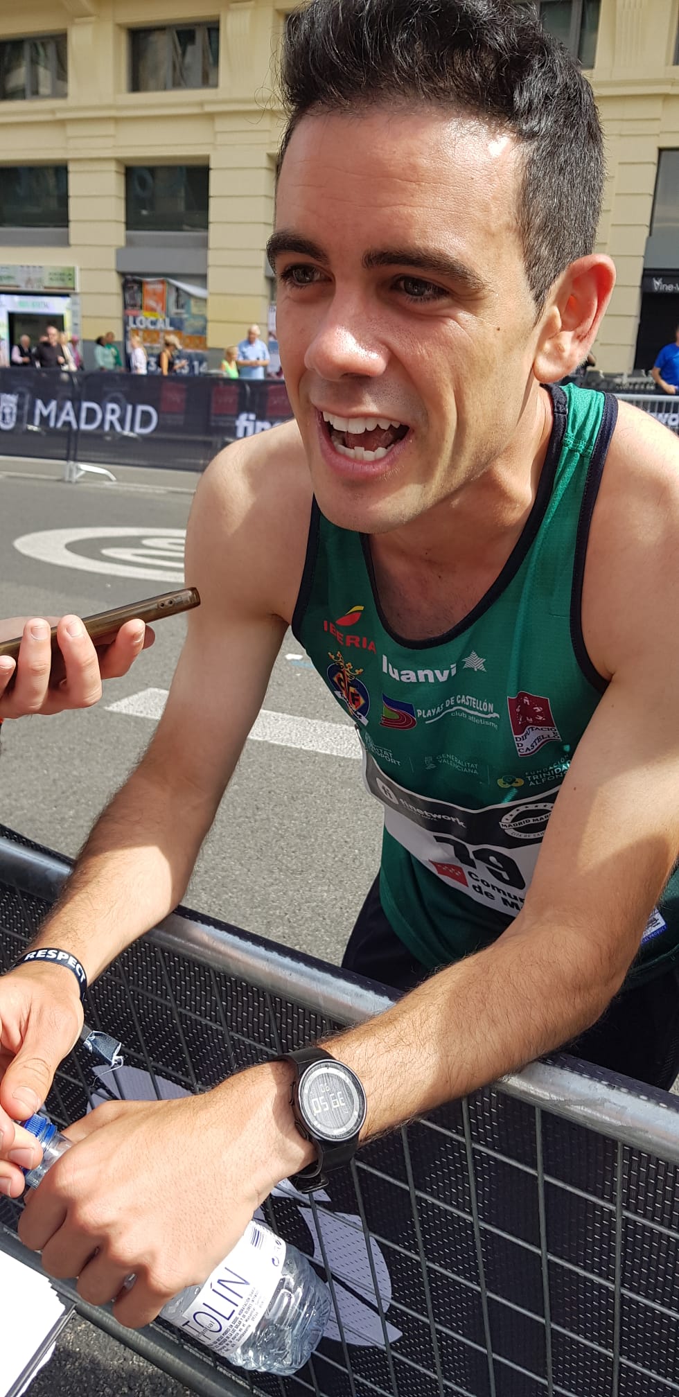 diego garcía carrera con la pulsera de 'respeto' a la marcha