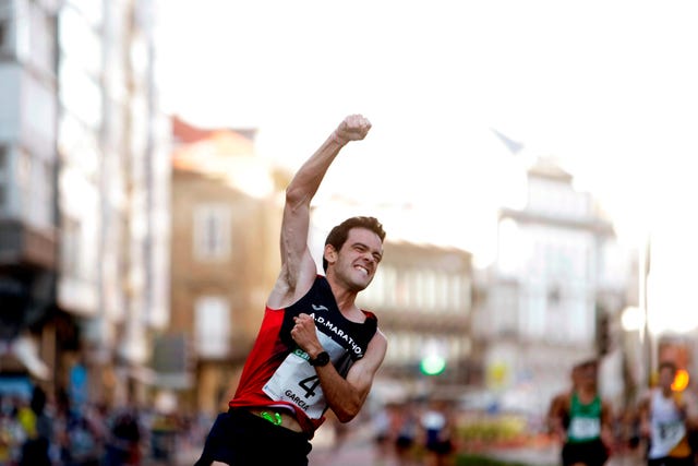 el español diego garcía carrera celebra su triunfo en los 20 kilometros marcha de a coruña, el gran premio cantones