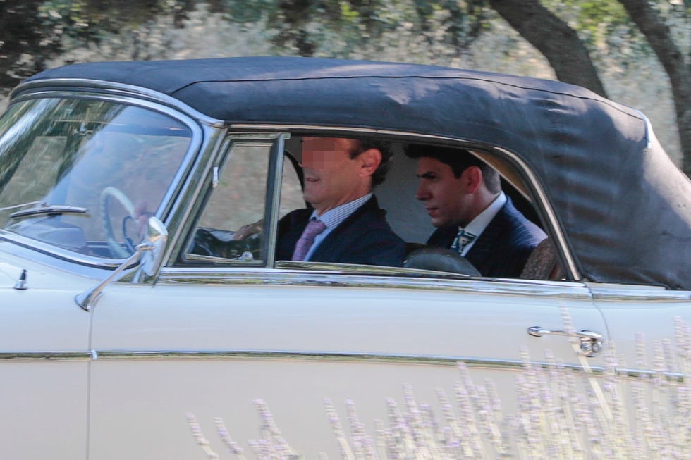 El hijo de Kiko Matamoros llega a su boda en un coche clásico.