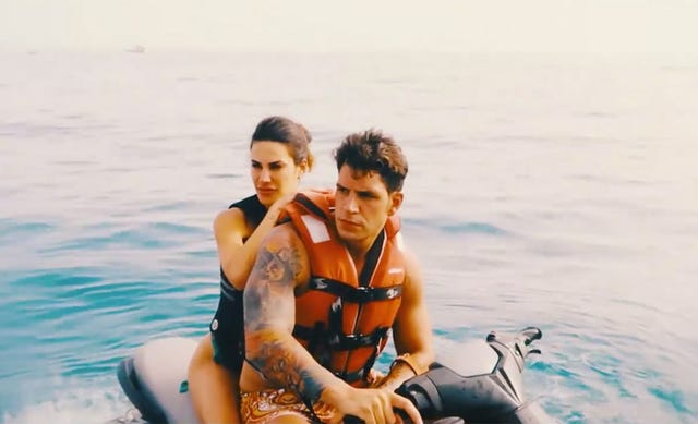 diego matamoros y carla barber montan en moto de agua en gran canaria donde el joven pudo conocer a los padres de su novia
