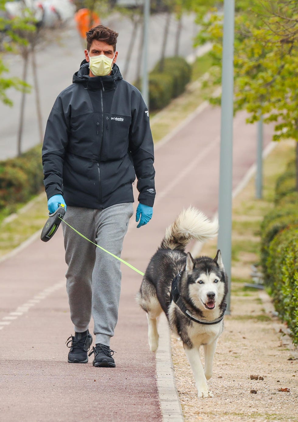 El hijo de Kiko Matamoros, tras pasar unas duras semanas luchando contra el COVID-19, por fin, ha superado la enfermedad. En sus primeras imágenes tras superar el coronavirus, vimos a Diego paseando a su perro.