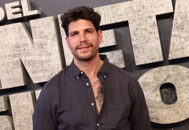 diego matamoros con camisa gris en un photocall