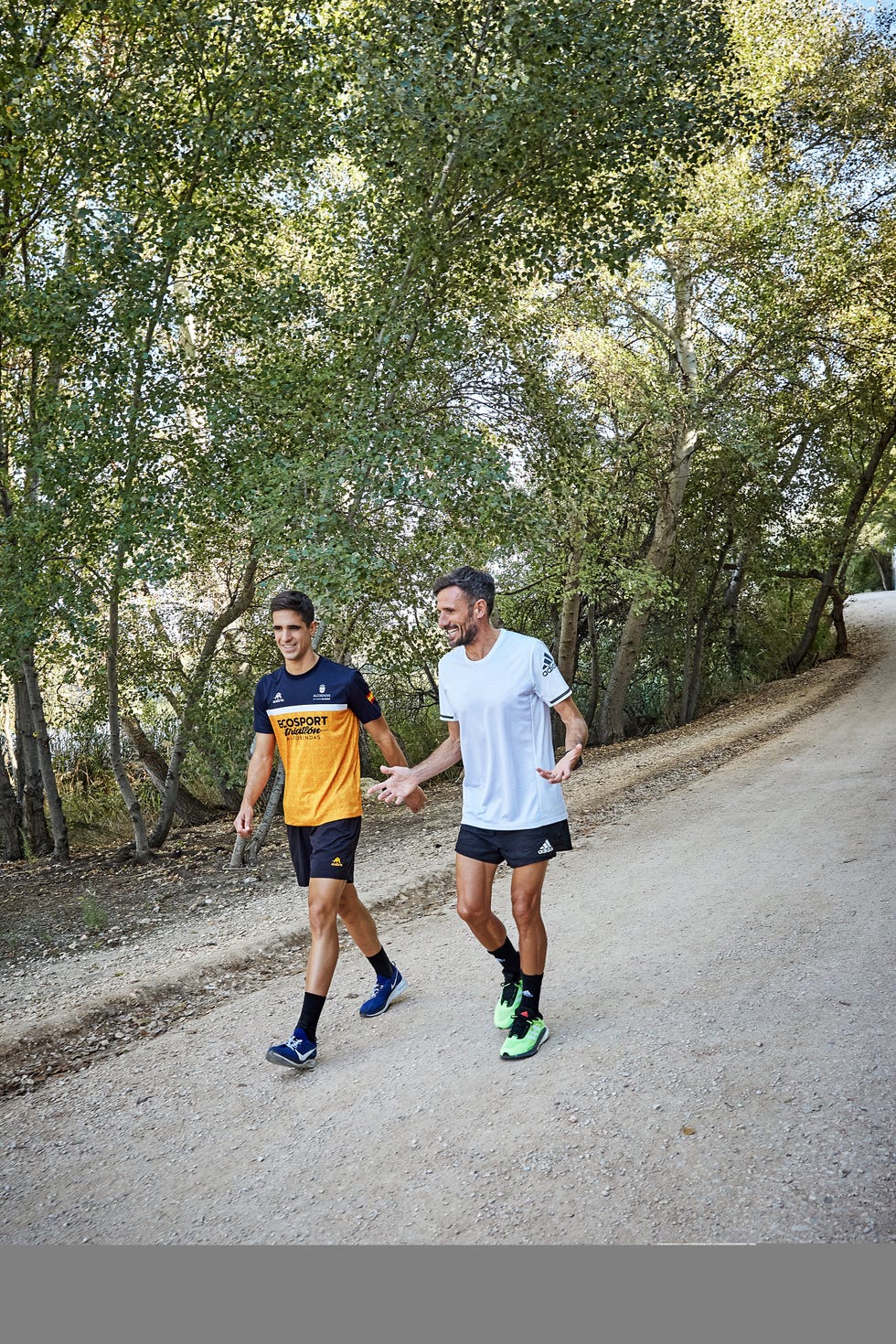 diego méntrida charla con chema martínez mientras caminan durante la entrevista para runner's world