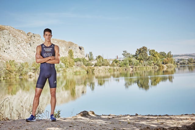 el triatleta diego méntrida posa frente a un lago para la portada de runner's world