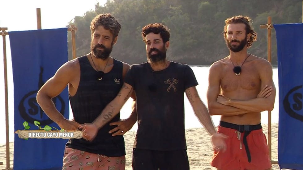 diego pérez en su expulsión de supervivientes 2023 junto a artur dainese y jaime nava