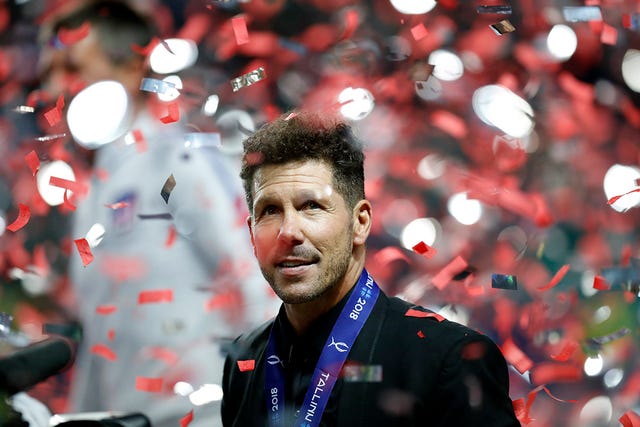 el entrenador diego simeone celebra la victoria del atlético en la supercopa de europa 2018