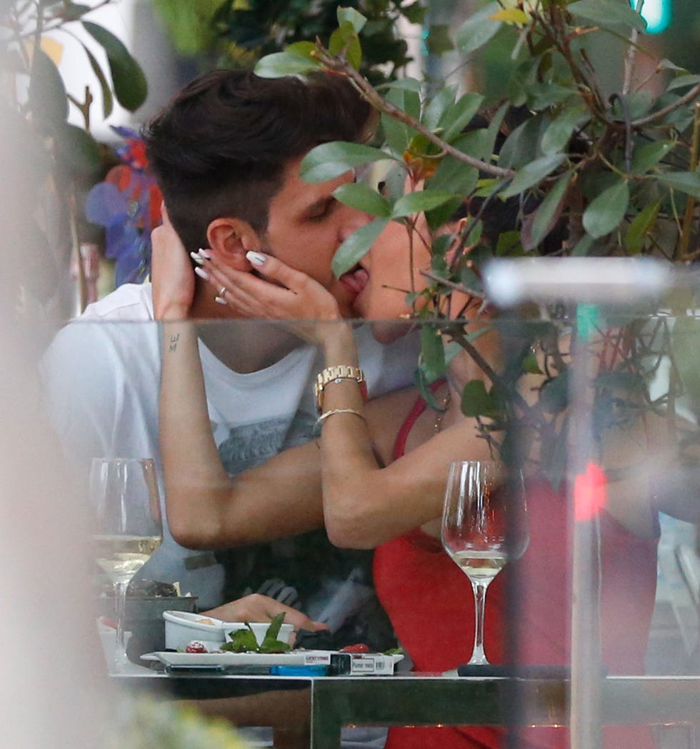 diego matamoros y carla barber se besas apasionadamente en un terraza de madrid confirmando así su relación