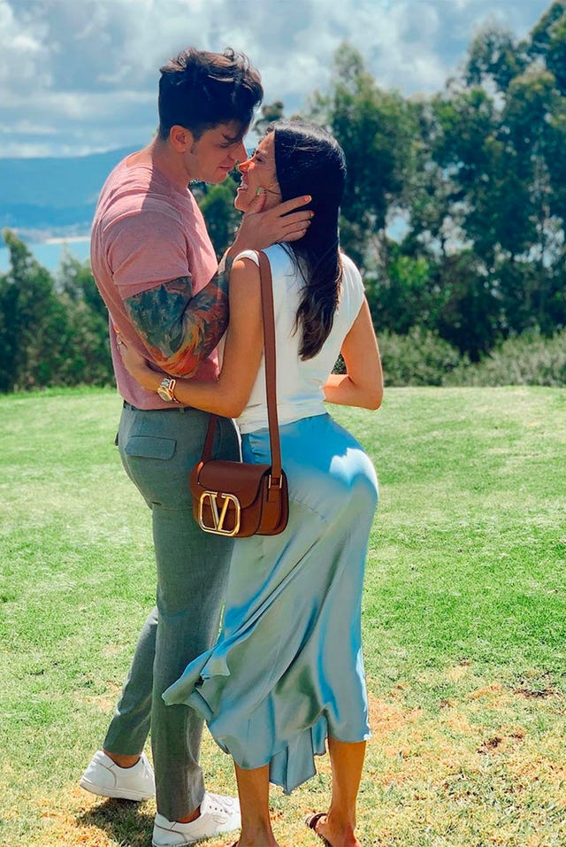 diego matamoros y carla barber a punto de besarse en el campo