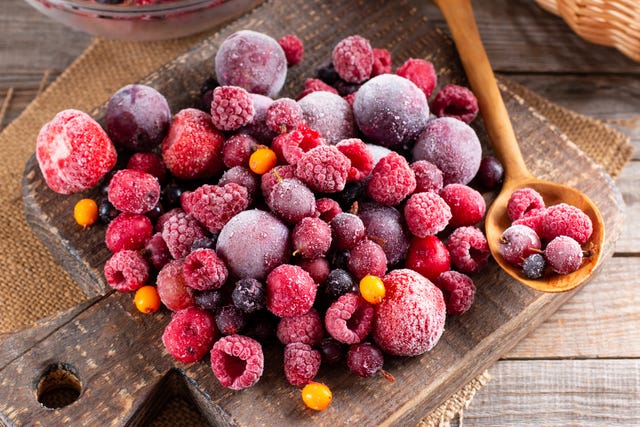 een plankje vol diepvriesfruit