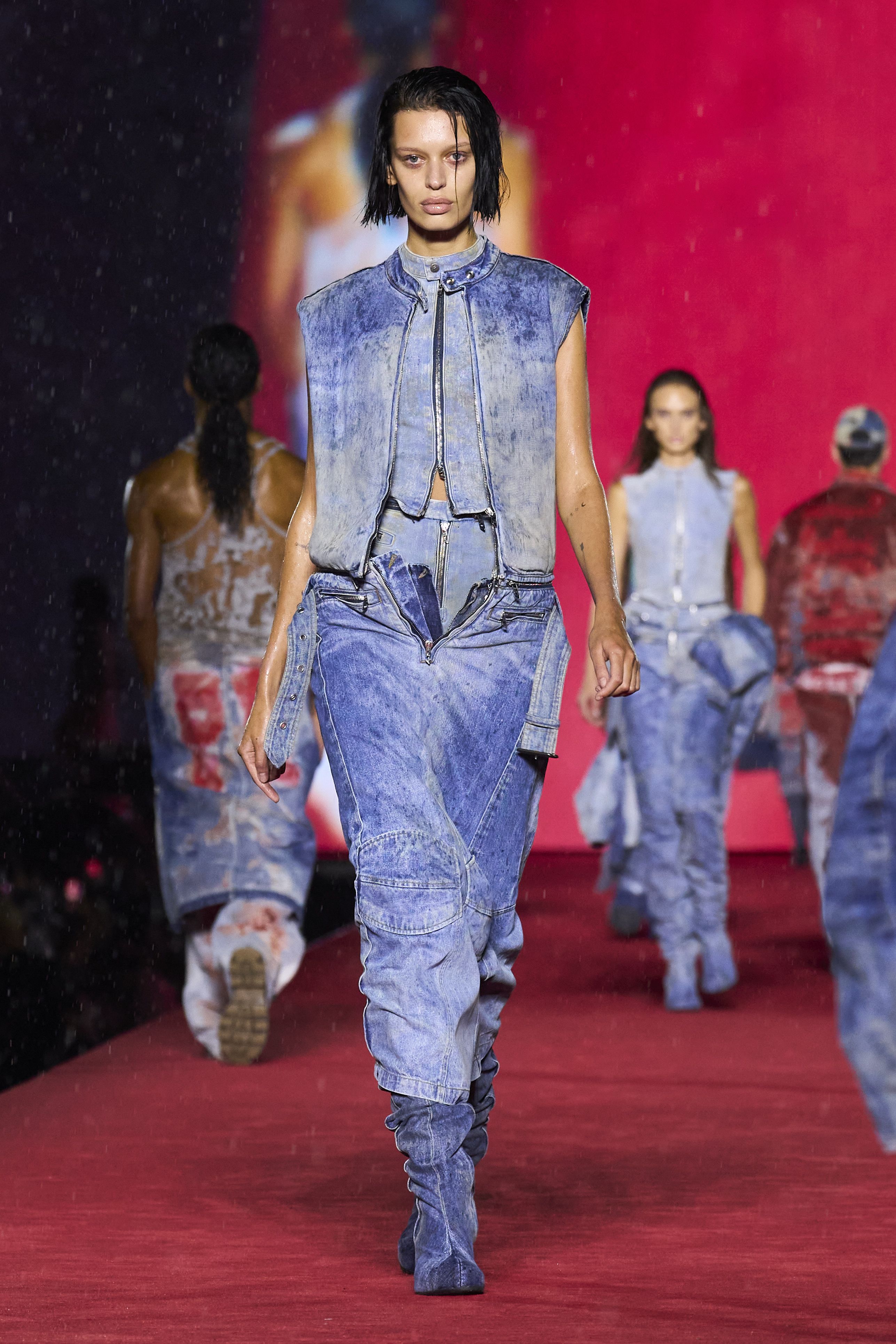 DIESEL 2024SSコレクション　ノースリーブシャツ DIESEL 2024年春夏コレクション | ミラノ | 画像73枚 - FASHIONSNAP