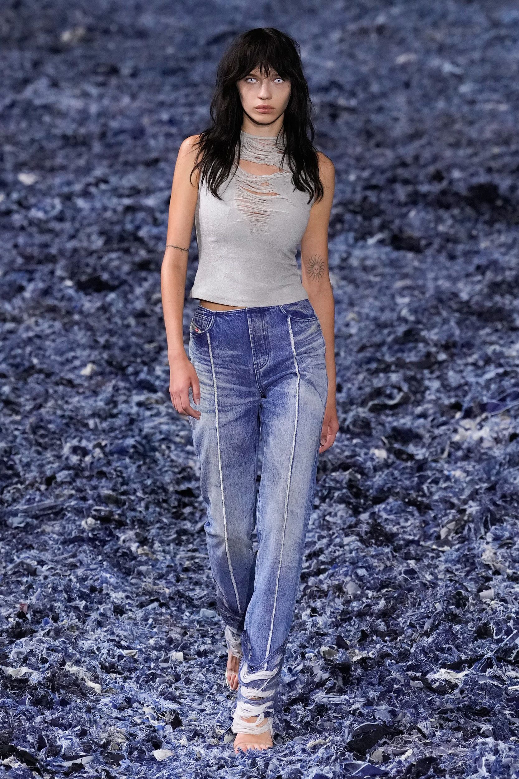 【DIESEL】 2025年 春夏新作 ベスト L Diesel Spring 2025 Ready-to-Wear Collection | Vogue