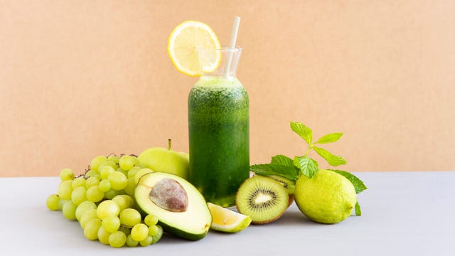 detox dieta water infused with sliced lemon, cucumber and sprigs of mint copy space on the right