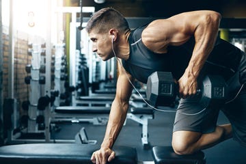 un atleta entrenando con una mancuerna en un gimnasio