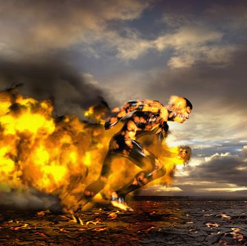 simulación de un hombre corriendo sobre lava y con fuego en su cuerpo