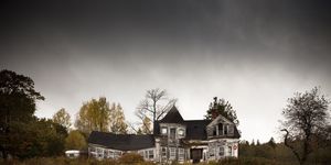 A dilapidated, haunted house in Maine.