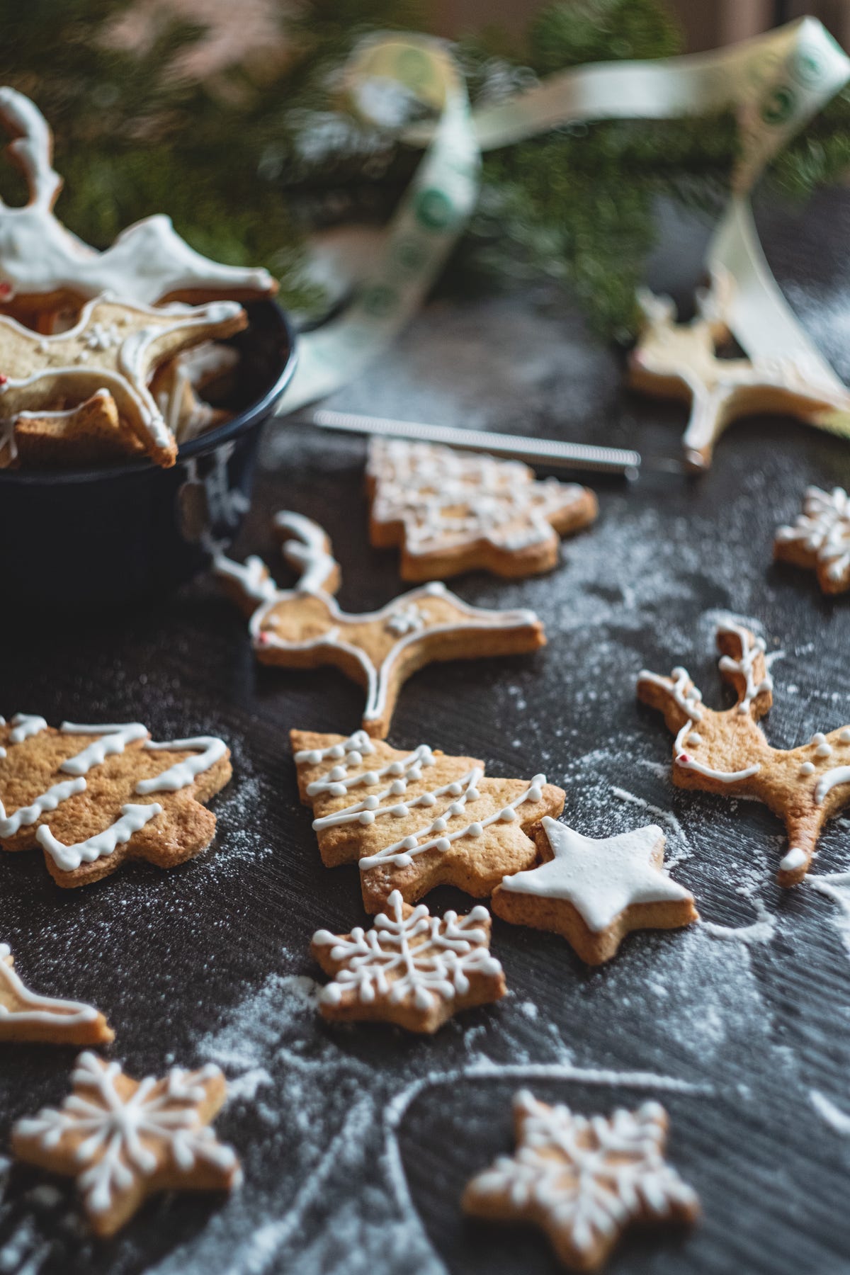 Immagini Stock - Fare Biscotti Di Natale Con Diverse Forme Di