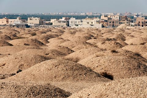 DILMOENGRAFHEUVELS BAHREINIn het westen van Bahrein vormen bijna 12000 oude grafheuvels een pokdalig landschap en getuigen van de uitgebreide begrafenisrituelen voor zowel vorsten als gewone stervelingen tijdens de Dilmoencultuur die driehonderd jaar floreerde