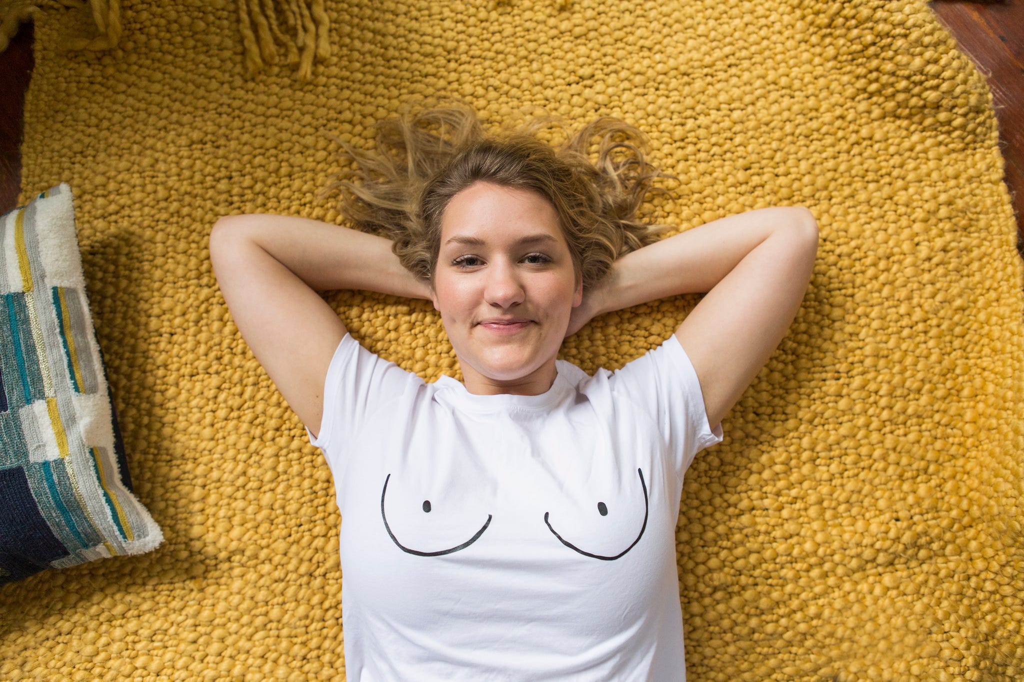 Arm, Yellow, T-shirt, Fun, Shoulder, Blond, Smile, Muscle, Photography, Top, 