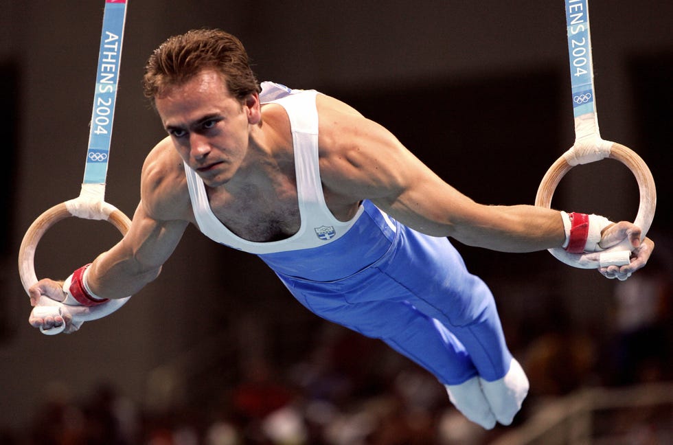 24 Incredible Photos Of Olympic Gymnasts Through The Years