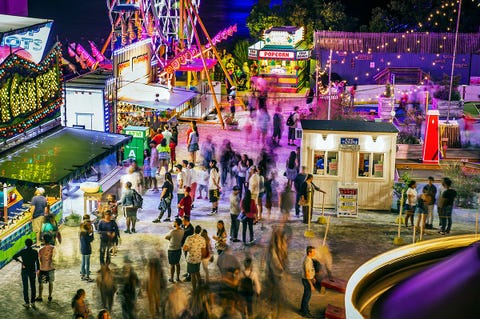 Groepen mensen komen samen om te genieten van een avond vol eten spelletjes en ritjes op de Race Street Pier in Philadelphia Pennsylvania De kleurrijke pier ligt vlak bij het bruisende Central Delaware Waterfront vlak bij het centrum van de stad