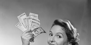 mujer con dinero años 50