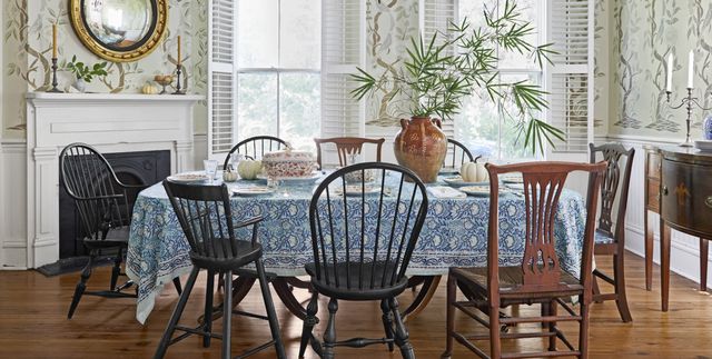 https://hips.hearstapps.com/hmg-prod/images/dining-room-ideas-mixed-patterns-1580498888.jpg?crop=1.00xw:0.631xh;0,0.265xh&resize=640:*