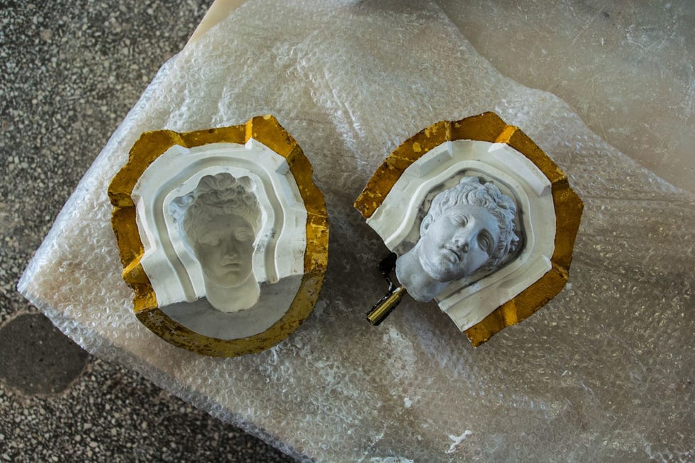 In de werkplaats in de wijk Agios Ioannis Rentis in Piraeus wordt een gipsafgietsel van de Griekse godin Hygeia uit zijn mal verwijderd Het origineel is te zien in het Nationaal Archeologisch Museum in Athene