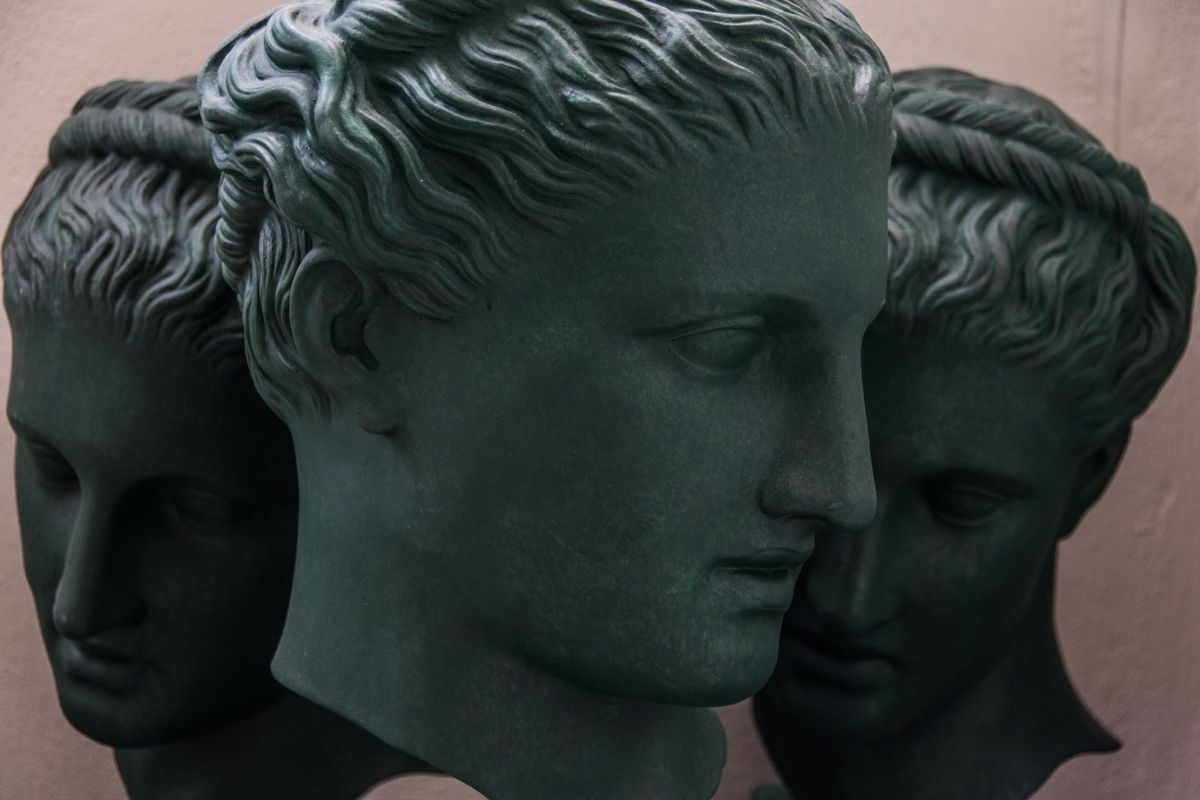 In een atelier in Piraeus de haven van Athene worden gipsafgietsels van een klassieke Griekse buste van de dichteres Sappho vervaardigd De replicas zijn bestemd voor museumwinkels in heel Griekenland