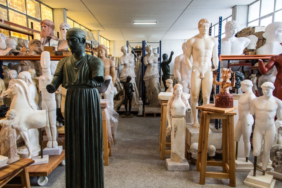 In dit atelier in Piraeus de haven van Athene worden afgietsels van beeldhouwwerken uit het oude Griekenland vervaardigd De replicas  van achthonderd verschillende meesterwerken  die hier worden gemaakt worden aan museumwinkels in heel Griekenland verkocht
