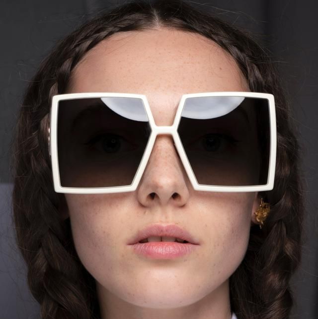 Gli occhiali da sole dell'estate 2020 sembrano opere d'arte