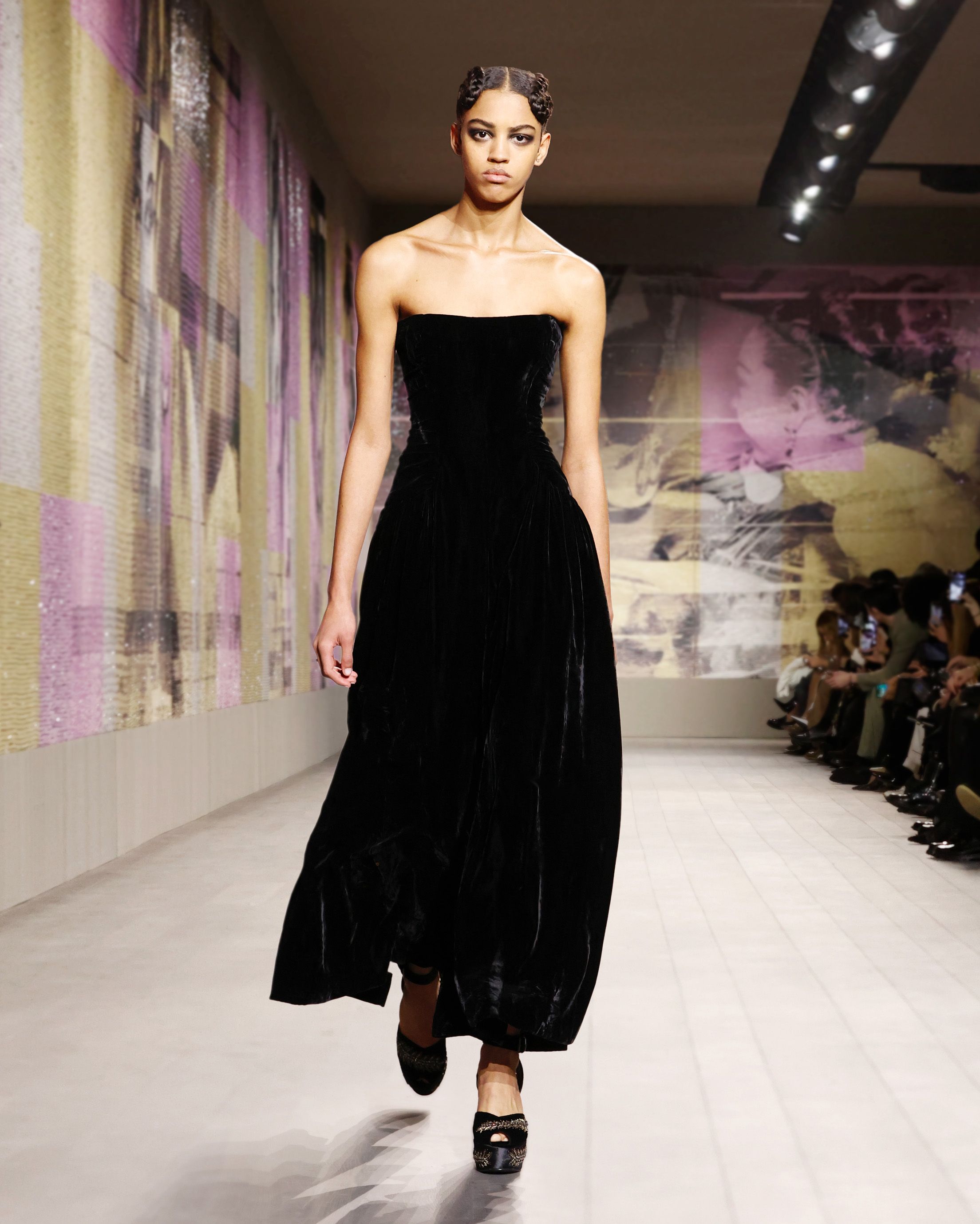 Dior 2023春夏高訂重現巨星風采！Flapper流蘇洋裝、50年代剪裁大衣構築 