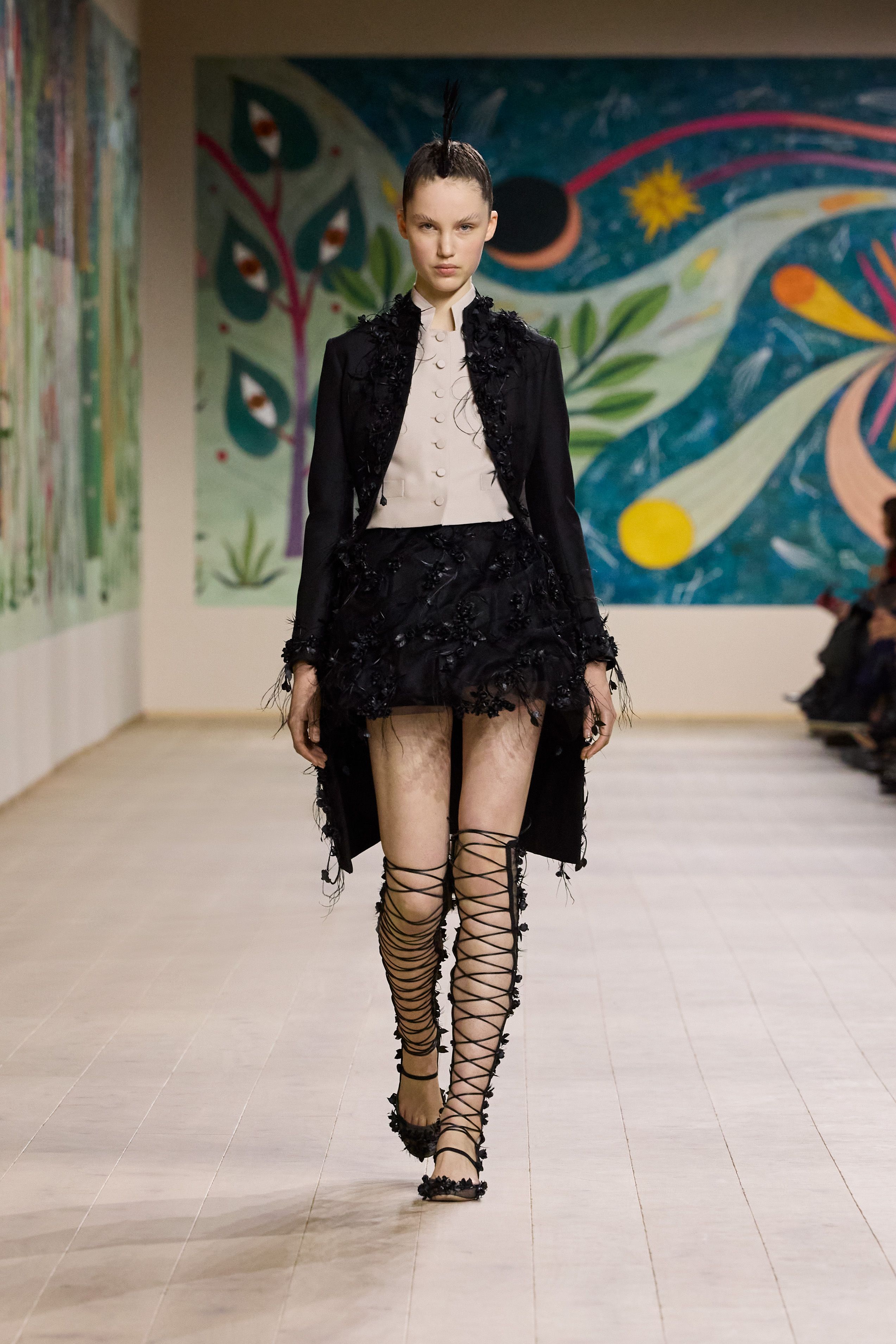 【圧倒的な気品と華やかさ】DIOR 2025年春夏 チョーカー dior-hc-ss25-c-dior-look-01-