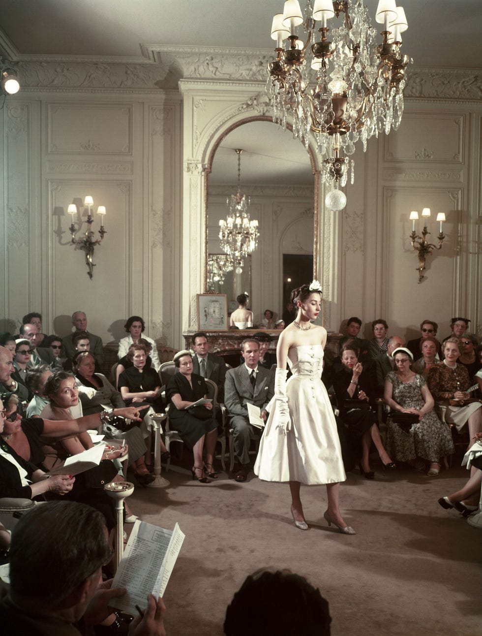 La Storia Di Christian Dior Nella Nuova Serie Tv The New Look