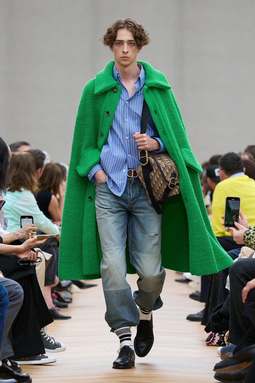 Fashion-Model präsentiert ein farbenfrohes Outfit auf einem Laufsteg