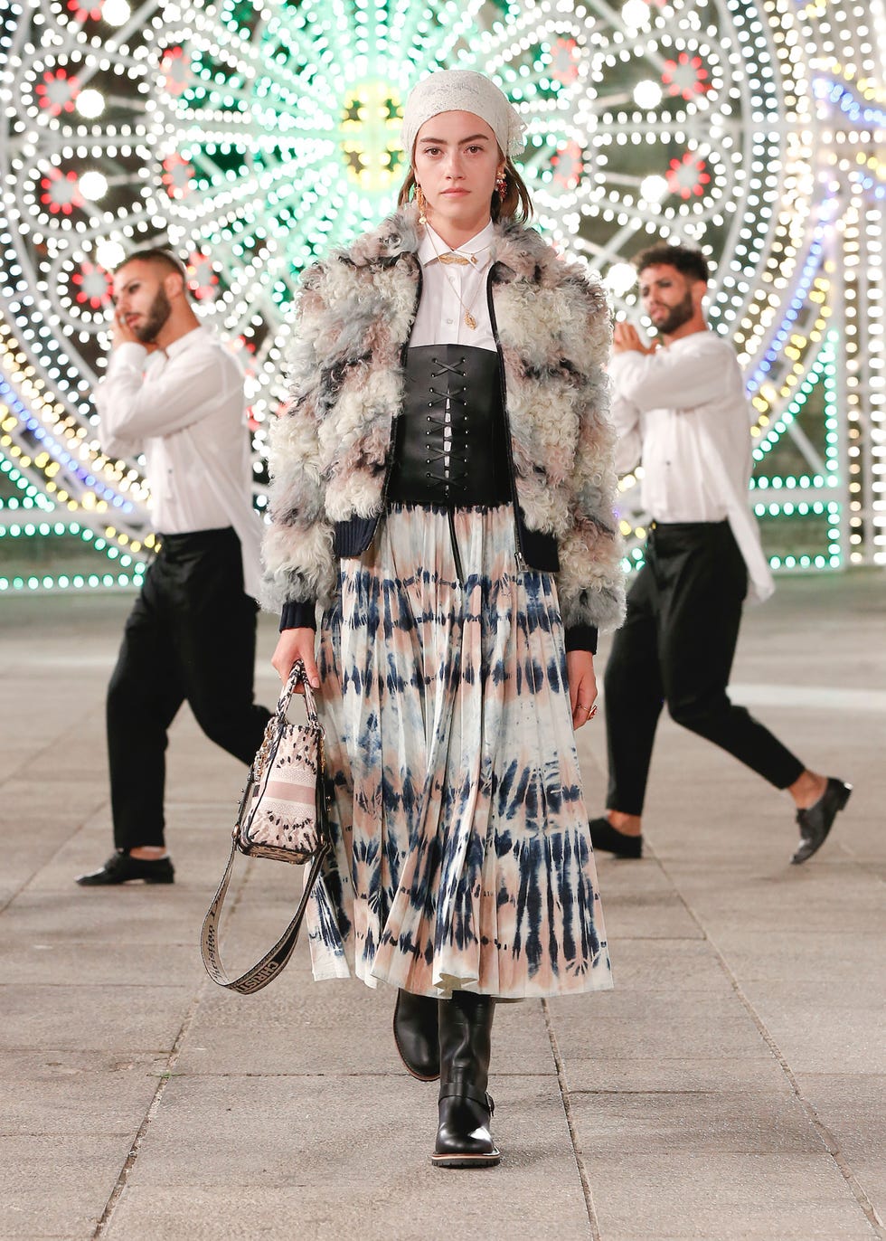 un giubbotto in eco fur, un corsage in pelle e una gonna a disegni tye and dye ﻿dior ﻿per la collezione ﻿resort 2021 ﻿disegnata da ﻿maria grazia chiuri﻿