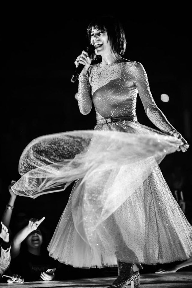 Dior, vestiti da sera e tutta la magia della musica e del talento di Giorgia, arrivano con il Pop Heart Tour per 12 date dove la cantante romana incontrerà i suoi fan avvolta dai cristalli e i toni nude di Maria Grazia Chiuri.