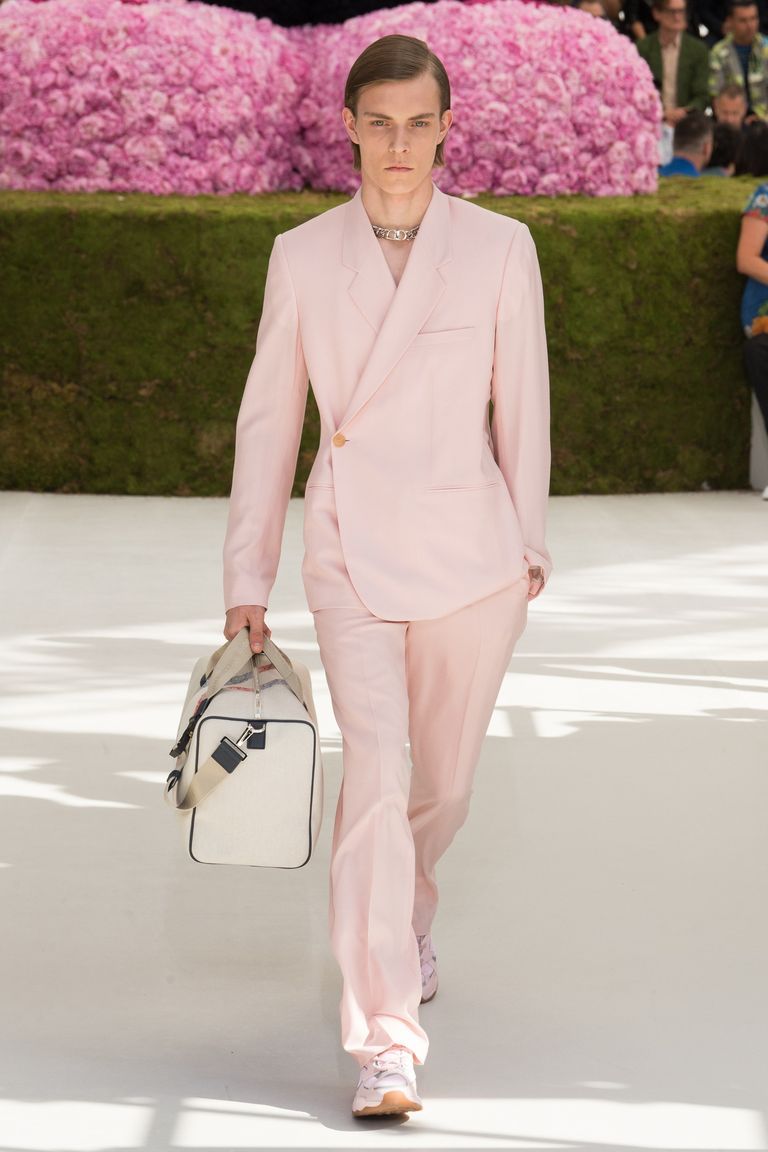 ディオール2019春夏メンズコレクションでキム・ジョーンズが手掛けたピンクのスーツ