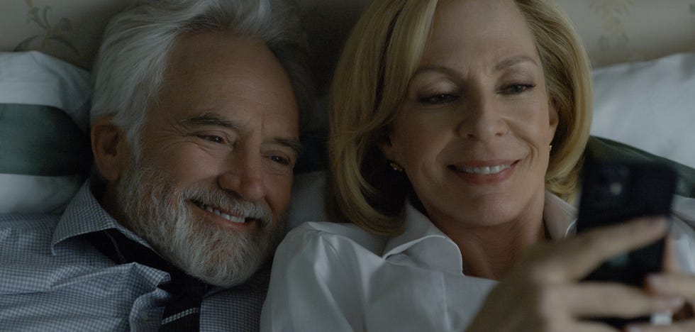 O Diplomata. (da esquerda para a direita) Bradley Whitford como Todd Penn, Allison Janney como Grace Penn no episódio 308 de O Diplomata. Crédito: cortesia da Netflix © 2025