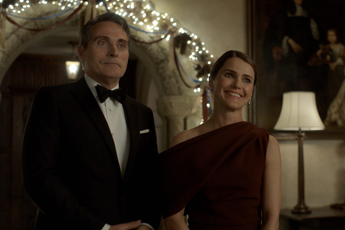 O Diplomata. (da esquerda para a direita) Rufus Sewell como Hal Wyler, Keri Russell como Kate Wyler no episódio 308 de O Diplomata. Crédito: cortesia da Netflix © 2025