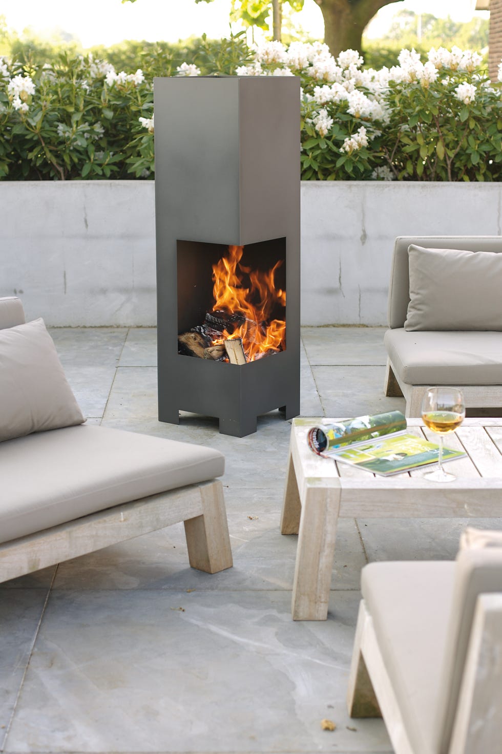 chimenea exterior en el patio