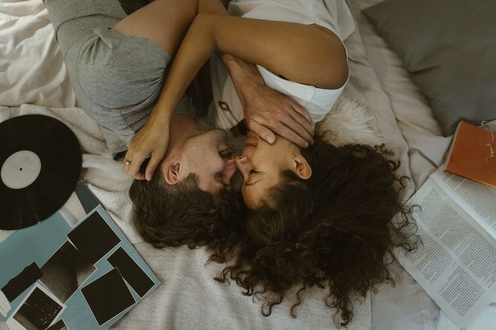 pareja romantica en la cama abrazados