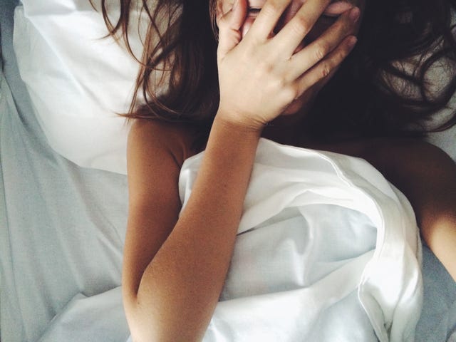 mujer en la cama