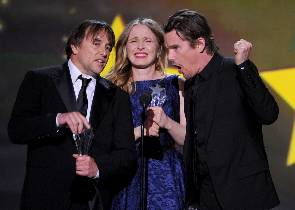Richard Linklater, Ethan Hawke y Julie Delpy recogiendo el Critic’s Choice Award por ’Antes del anochecer’ en 2014.