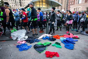 hardlopers in het startvak van marathon