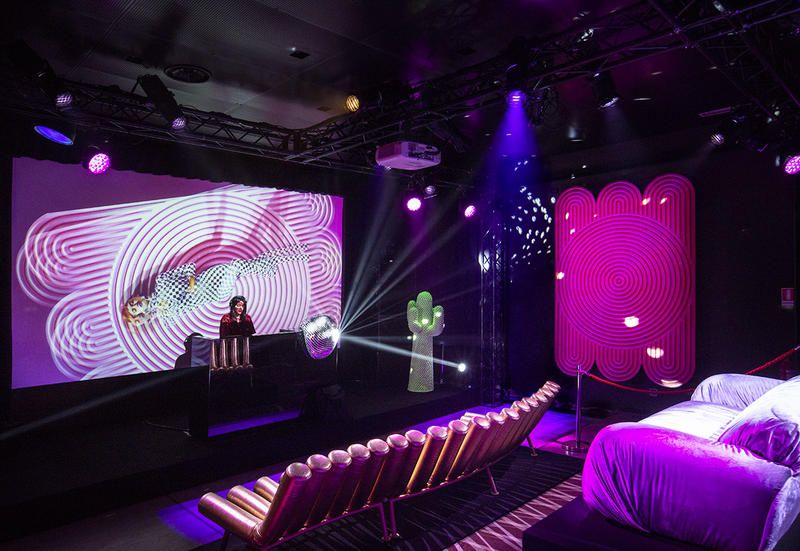 L'evento Disco Gufram al FuoriSalone 2018 è diventato subito un trend, con una nuova collezione di divani, mobili e tappeti del brand, accompagnati da un raffinato DJ set.