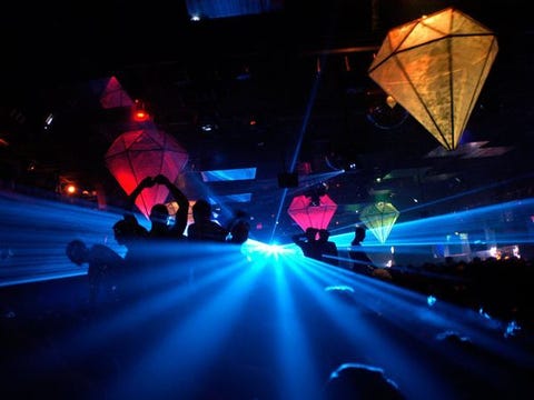 Nachtclub in São Paulo Bezoekers van nachtclubs worden verlicht door helder licht terwijl ze dansen in een discotheek in So Paolo Dansen en het nachtleven zijn populair in de natie die bijna 200 miljoen burgers telt So Paulo is met zon 109 miljoen zielen een van de grootste steden in Brazili n een van de grootste metropolen